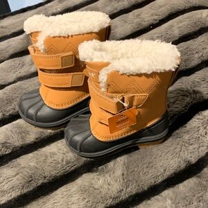#538 NWT “Cat&Jack” Kids Tan and Gray Winter Boots